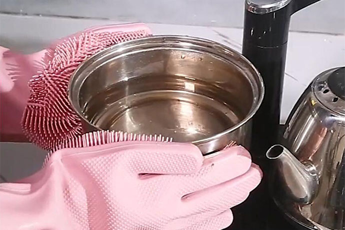 硅胶礼品之硅胶清洁手套的功能(硅橡胶清洁手套能不能刷碗清除厨房用具吗,耐不坚固耐用)